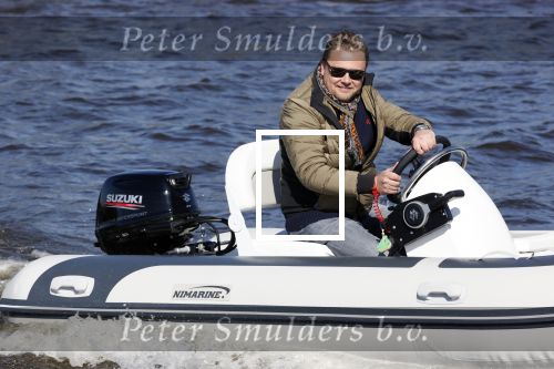 Loosdrecht 4 april 2020
Wesly Bronkhorst aan het varen op de Loosdrechtse plassen met zijn nieuwe vriendin Claudia de Jong.