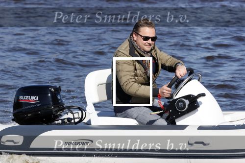 Loosdrecht 4 april 2020
Wesly Bronkhorst aan het varen op de Loosdrechtse plassen met zijn nieuwe vriendin Claudia de Jong.