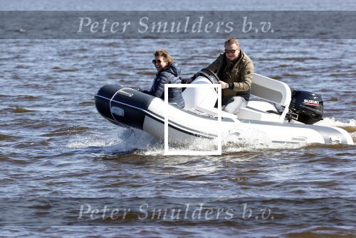 Loosdrecht 4 april 2020
Wesly Bronkhorst aan het varen op de Loosdrechtse plassen met zijn nieuwe vriendin Claudia de Jong.