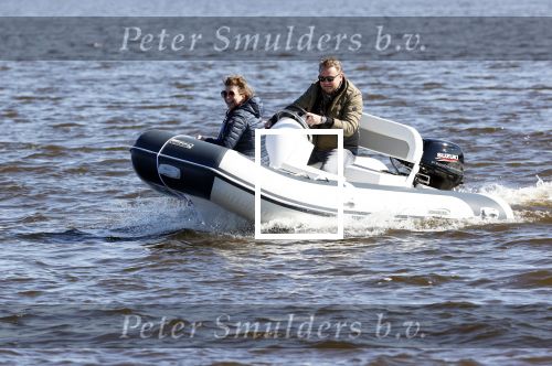 Loosdrecht 4 april 2020
Wesly Bronkhorst aan het varen op de Loosdrechtse plassen met zijn nieuwe vriendin Claudia de Jong.