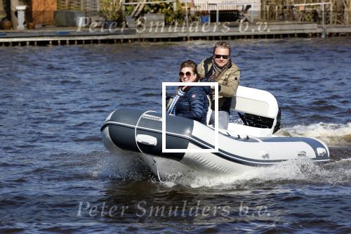 Loosdrecht 4 april 2020
Wesly Bronkhorst aan het varen op de Loosdrechtse plassen met zijn nieuwe vriendin Claudia de Jong.