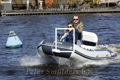 Loosdrecht 4 april 2020
Wesly Bronkhorst aan het varen op de Loosdrechtse plassen met zijn nieuwe vriendin Claudia de Jong.