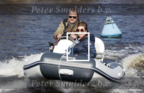 Loosdrecht 4 april 2020
Wesly Bronkhorst aan het varen op de Loosdrechtse plassen met zijn nieuwe vriendin Claudia de Jong.
