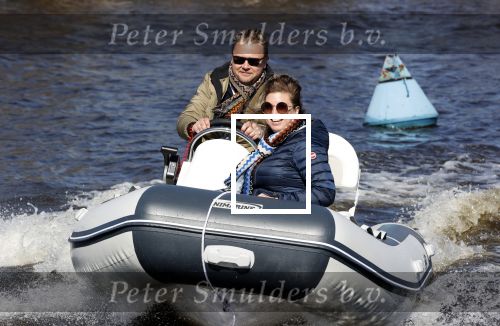 Loosdrecht 4 april 2020
Wesly Bronkhorst aan het varen op de Loosdrechtse plassen met zijn nieuwe vriendin Claudia de Jong.