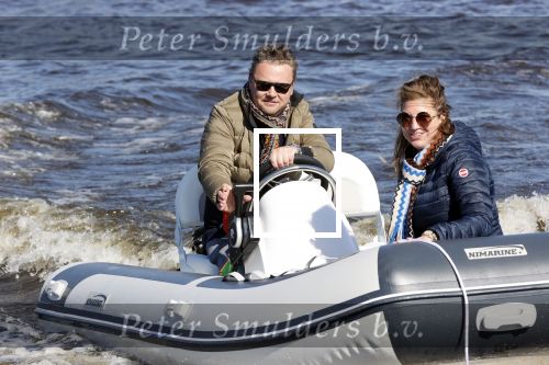 Loosdrecht 4 april 2020
Wesly Bronkhorst aan het varen op de Loosdrechtse plassen met zijn nieuwe vriendin Claudia de Jong.