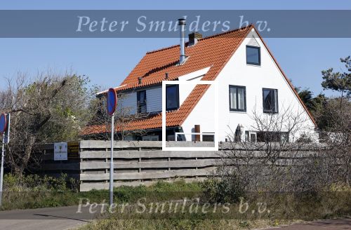 Bergen en Bergen aan Zee 6 april 2020
Debby Petter doet boodschappen in het centrum van Bergen. Daarna gaat ze weer naar  Youp v t Hek zijn vakantiehuis in Bergen aam zee. Later op de dag gaan ze samen een boodschap doen bij een doe het zelver.