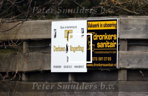 Bergen en Bergen aan Zee 6 april 2020
Debby Petter doet boodschappen in het centrum van Bergen. Daarna gaat ze weer naar  Youp v t Hek zijn vakantiehuis in Bergen aam zee. Later op de dag gaan ze samen een boodschap doen bij een doe het zelver.