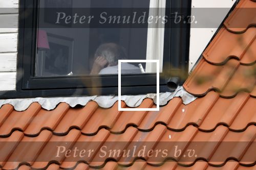 Bergen en Bergen aan Zee 6 april 2020
Debby Petter doet boodschappen in het centrum van Bergen. Daarna gaat ze weer naar  Youp v t Hek zijn vakantiehuis in Bergen aam zee. Later op de dag gaan ze samen een boodschap doen bij een doe het zelver.