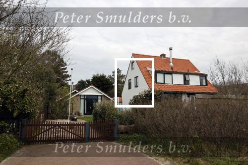 Bergen en Bergen aan Zee 6 april 2020
Debby Petter doet boodschappen in het centrum van Bergen. Daarna gaat ze weer naar  Youp v t Hek zijn vakantiehuis in Bergen aam zee. Later op de dag gaan ze samen een boodschap doen bij een doe het zelver.