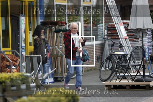Bergen en Bergen aan Zee 6 april 2020
Debby Petter doet boodschappen in het centrum van Bergen. Daarna gaat ze weer naar  Youp v t Hek zijn vakantiehuis in Bergen aam zee. Later op de dag gaan ze samen een boodschap doen bij een doe het zelver.