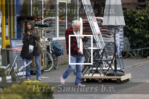 Bergen en Bergen aan Zee 6 april 2020
Debby Petter doet boodschappen in het centrum van Bergen. Daarna gaat ze weer naar  Youp v t Hek zijn vakantiehuis in Bergen aam zee. Later op de dag gaan ze samen een boodschap doen bij een doe het zelver.