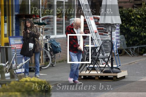Bergen en Bergen aan Zee 6 april 2020
Debby Petter doet boodschappen in het centrum van Bergen. Daarna gaat ze weer naar  Youp v t Hek zijn vakantiehuis in Bergen aam zee. Later op de dag gaan ze samen een boodschap doen bij een doe het zelver.