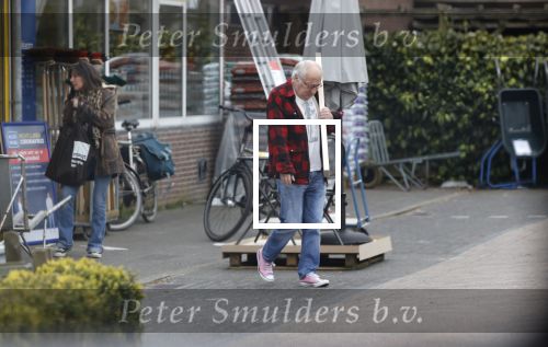 Bergen en Bergen aan Zee 6 april 2020
Debby Petter doet boodschappen in het centrum van Bergen. Daarna gaat ze weer naar  Youp v t Hek zijn vakantiehuis in Bergen aam zee. Later op de dag gaan ze samen een boodschap doen bij een doe het zelver.