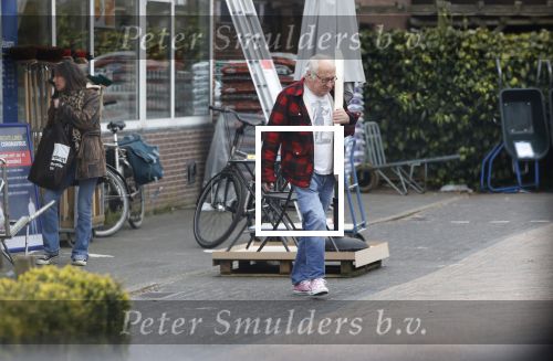 Bergen en Bergen aan Zee 6 april 2020
Debby Petter doet boodschappen in het centrum van Bergen. Daarna gaat ze weer naar  Youp v t Hek zijn vakantiehuis in Bergen aam zee. Later op de dag gaan ze samen een boodschap doen bij een doe het zelver.