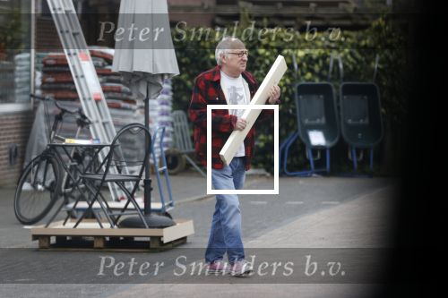 Bergen en Bergen aan Zee 6 april 2020
Debby Petter doet boodschappen in het centrum van Bergen. Daarna gaat ze weer naar  Youp v t Hek zijn vakantiehuis in Bergen aam zee. Later op de dag gaan ze samen een boodschap doen bij een doe het zelver.