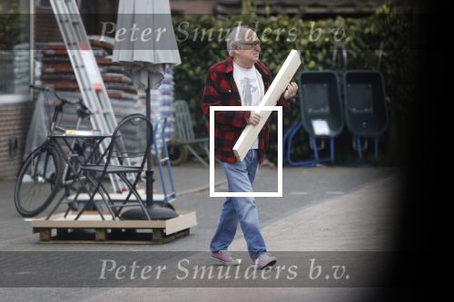 Bergen en Bergen aan Zee 6 april 2020
Debby Petter doet boodschappen in het centrum van Bergen. Daarna gaat ze weer naar  Youp v t Hek zijn vakantiehuis in Bergen aam zee. Later op de dag gaan ze samen een boodschap doen bij een doe het zelver.