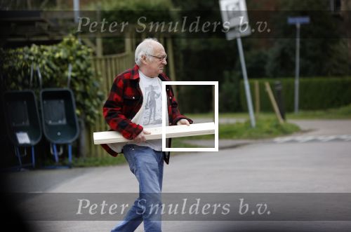 Bergen en Bergen aan Zee 6 april 2020
Debby Petter doet boodschappen in het centrum van Bergen. Daarna gaat ze weer naar  Youp v t Hek zijn vakantiehuis in Bergen aam zee. Later op de dag gaan ze samen een boodschap doen bij een doe het zelver.