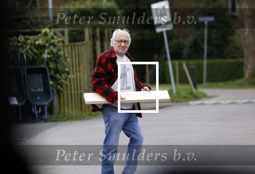 Bergen en Bergen aan Zee 6 april 2020
Debby Petter doet boodschappen in het centrum van Bergen. Daarna gaat ze weer naar  Youp v t Hek zijn vakantiehuis in Bergen aam zee. Later op de dag gaan ze samen een boodschap doen bij een doe het zelver.