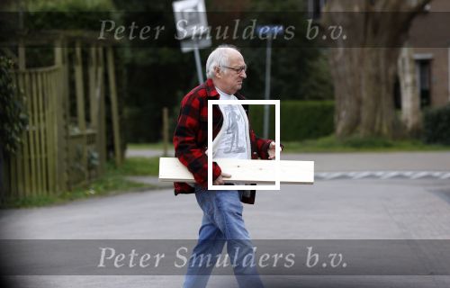 Bergen en Bergen aan Zee 6 april 2020
Debby Petter doet boodschappen in het centrum van Bergen. Daarna gaat ze weer naar  Youp v t Hek zijn vakantiehuis in Bergen aam zee. Later op de dag gaan ze samen een boodschap doen bij een doe het zelver.