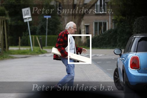 Bergen en Bergen aan Zee 6 april 2020
Debby Petter doet boodschappen in het centrum van Bergen. Daarna gaat ze weer naar  Youp v t Hek zijn vakantiehuis in Bergen aam zee. Later op de dag gaan ze samen een boodschap doen bij een doe het zelver.