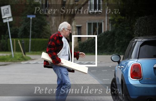 Bergen en Bergen aan Zee 6 april 2020
Debby Petter doet boodschappen in het centrum van Bergen. Daarna gaat ze weer naar  Youp v t Hek zijn vakantiehuis in Bergen aam zee. Later op de dag gaan ze samen een boodschap doen bij een doe het zelver.