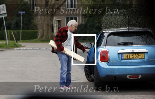 Bergen en Bergen aan Zee 6 april 2020
Debby Petter doet boodschappen in het centrum van Bergen. Daarna gaat ze weer naar  Youp v t Hek zijn vakantiehuis in Bergen aam zee. Later op de dag gaan ze samen een boodschap doen bij een doe het zelver.