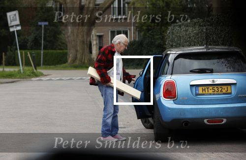 Bergen en Bergen aan Zee 6 april 2020
Debby Petter doet boodschappen in het centrum van Bergen. Daarna gaat ze weer naar  Youp v t Hek zijn vakantiehuis in Bergen aam zee. Later op de dag gaan ze samen een boodschap doen bij een doe het zelver.