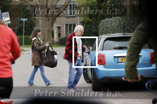 Bergen en Bergen aan Zee 6 april 2020
Debby Petter doet boodschappen in het centrum van Bergen. Daarna gaat ze weer naar  Youp v t Hek zijn vakantiehuis in Bergen aam zee. Later op de dag gaan ze samen een boodschap doen bij een doe het zelver.
