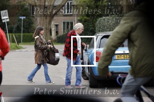 Bergen en Bergen aan Zee 6 april 2020
Debby Petter doet boodschappen in het centrum van Bergen. Daarna gaat ze weer naar  Youp v t Hek zijn vakantiehuis in Bergen aam zee. Later op de dag gaan ze samen een boodschap doen bij een doe het zelver.