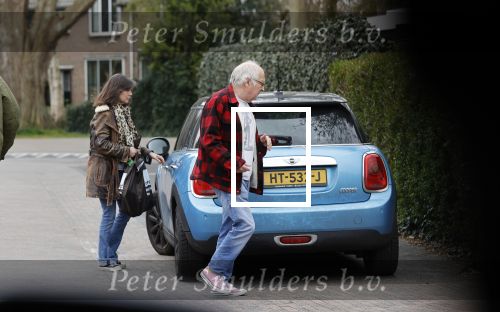 Bergen en Bergen aan Zee 6 april 2020
Debby Petter doet boodschappen in het centrum van Bergen. Daarna gaat ze weer naar  Youp v t Hek zijn vakantiehuis in Bergen aam zee. Later op de dag gaan ze samen een boodschap doen bij een doe het zelver.