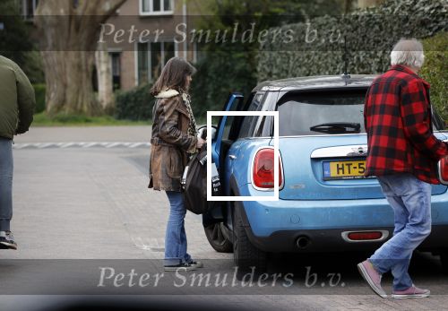 Bergen en Bergen aan Zee 6 april 2020
Debby Petter doet boodschappen in het centrum van Bergen. Daarna gaat ze weer naar  Youp v t Hek zijn vakantiehuis in Bergen aam zee. Later op de dag gaan ze samen een boodschap doen bij een doe het zelver.