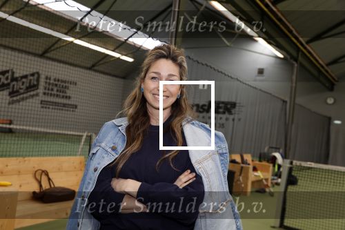 Cruqius 1 april 2020
Diederik v Maren tennist 24 uur voor het ouderenfonds. Diederik tennist oa tegen Zangeres Do Zangeres Dominique v Hulst