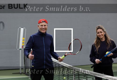 Cruqius 1 april 2020
Diederik v Maren tennist 24 uur voor het ouderenfonds. Diederik tennist oa tegen Zangeres Do Zangeres Dominique v Hulst