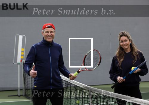 Cruqius 1 april 2020
Diederik v Maren tennist 24 uur voor het ouderenfonds. Diederik tennist oa tegen Zangeres Do Zangeres Dominique v Hulst