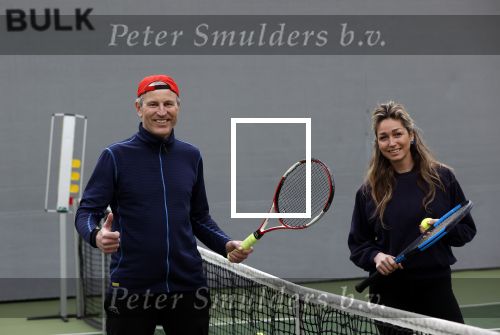 Cruqius 1 april 2020
Diederik v Maren tennist 24 uur voor het ouderenfonds. Diederik tennist oa tegen Zangeres Do Zangeres Dominique v Hulst