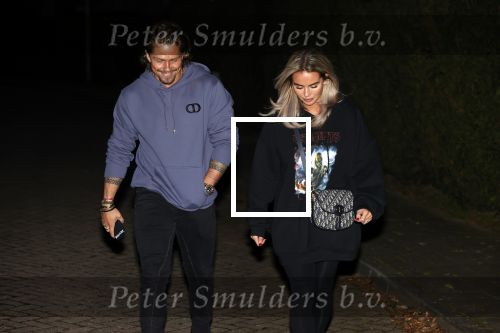 Bergschenhoek 13 maart 2021
Andre Hazes en Sarah v Soelen lopen buiten op straat.