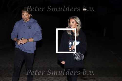 Bergschenhoek 13 maart 2021
Andre Hazes en Sarah v Soelen lopen buiten op straat.