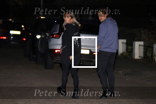 Bergschenhoek 13 maart 2021
Andre Hazes en Sarah v Soelen lopen buiten op straat.