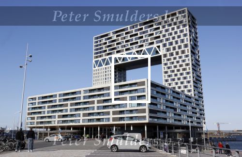 Amsterdam 25 maart 2021
Bilal Wahib rookt sigaret op zijn balkon van zijn appartement
