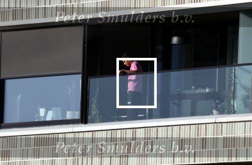 Amsterdam 25 maart 2021
Bilal Wahib rookt sigaret op zijn balkon van zijn appartement