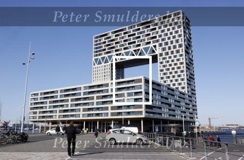 Amsterdam 25 maart 2021
Bilal Wahib rookt sigaret op zijn balkon van zijn appartement