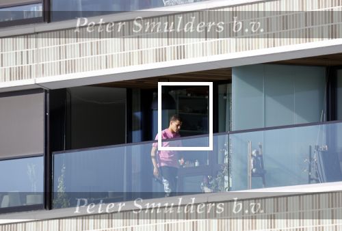 Amsterdam 25 maart 2021
Bilal Wahib rookt sigaret op zijn balkon van zijn appartement