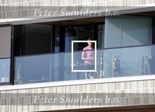 Amsterdam 25 maart 2021
Bilal Wahib rookt sigaret op zijn balkon van zijn appartement