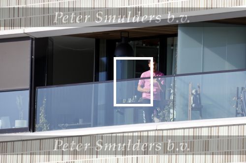 Amsterdam 25 maart 2021
Bilal Wahib rookt sigaret op zijn balkon van zijn appartement