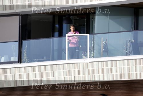 Amsterdam 25 maart 2021
Bilal Wahib rookt sigaret op zijn balkon van zijn appartement