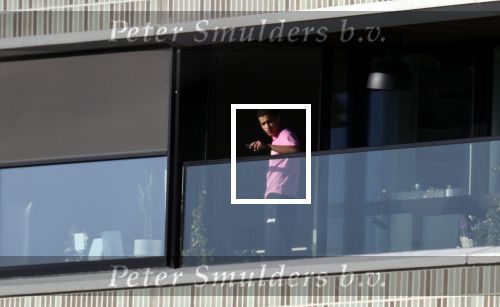 Amsterdam 25 maart 2021
Bilal Wahib rookt sigaret op zijn balkon van zijn appartement
