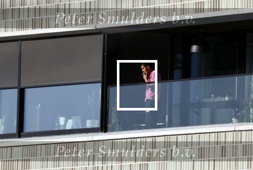 Amsterdam 25 maart 2021
Bilal Wahib rookt sigaret op zijn balkon van zijn appartement