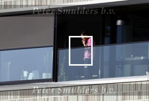Amsterdam 25 maart 2021
Bilal Wahib rookt sigaret op zijn balkon van zijn appartement