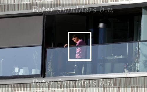 Amsterdam 25 maart 2021
Bilal Wahib rookt sigaret op zijn balkon van zijn appartement