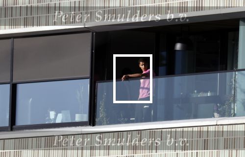 Amsterdam 25 maart 2021
Bilal Wahib rookt sigaret op zijn balkon van zijn appartement